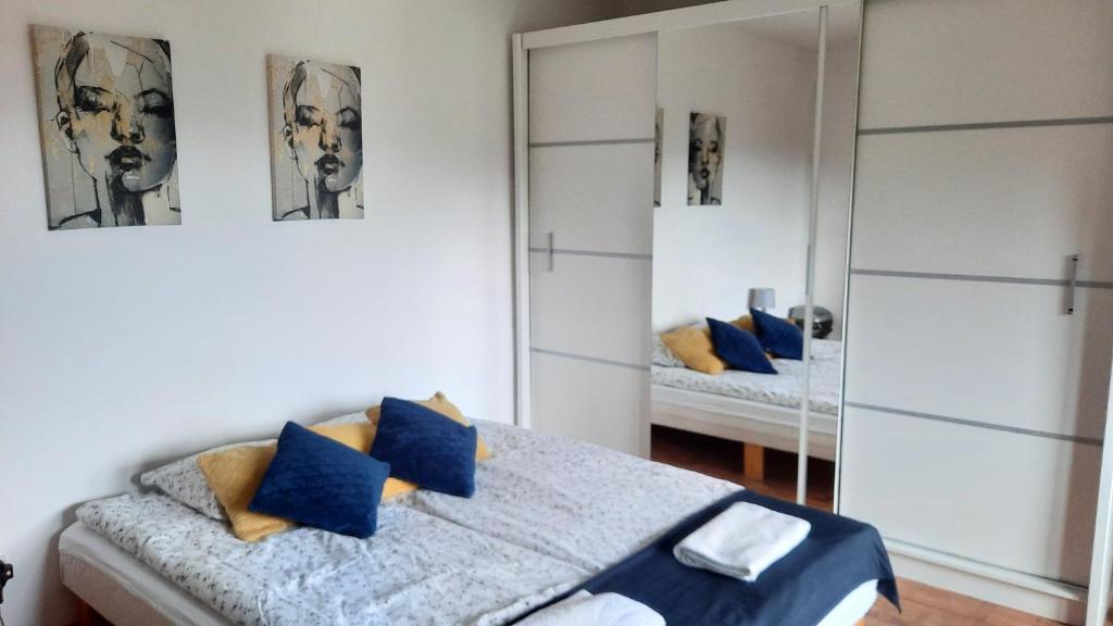 pokój trzyosobowy, łóżko