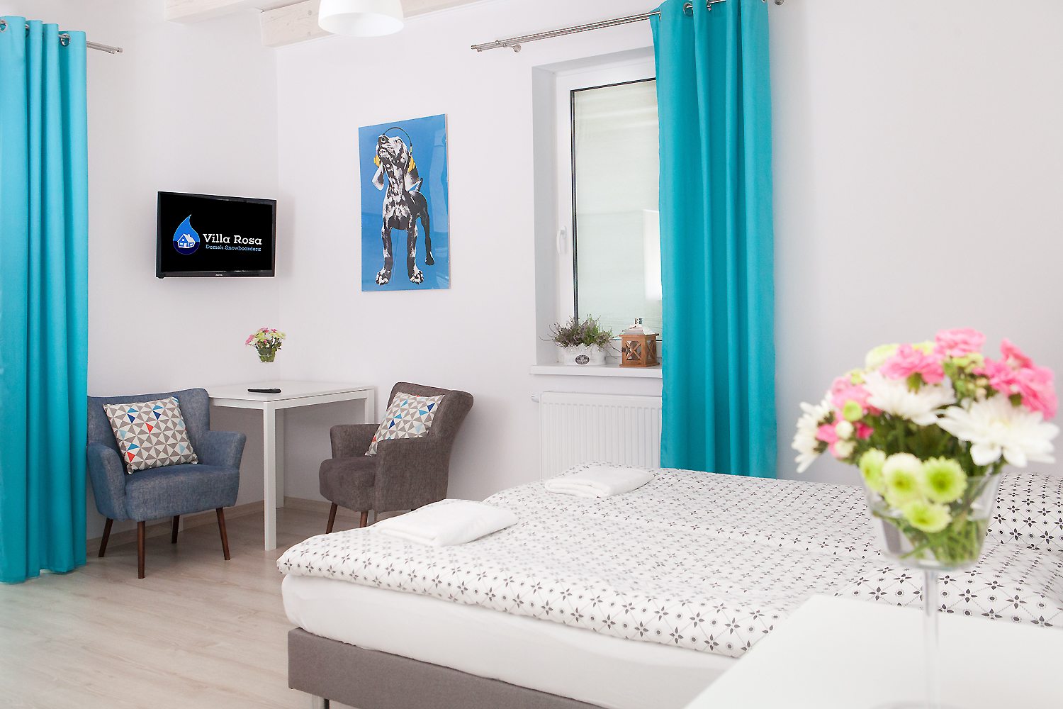 krzesła, stolik, tv, łóżko